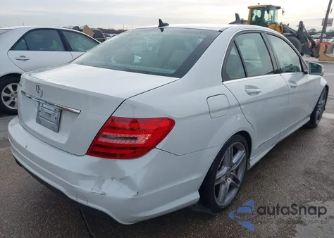 2012 Mercedes-Benz C 250 Sport z USA, uszkodzony, nr VIN WDDGF4HBXCA667821